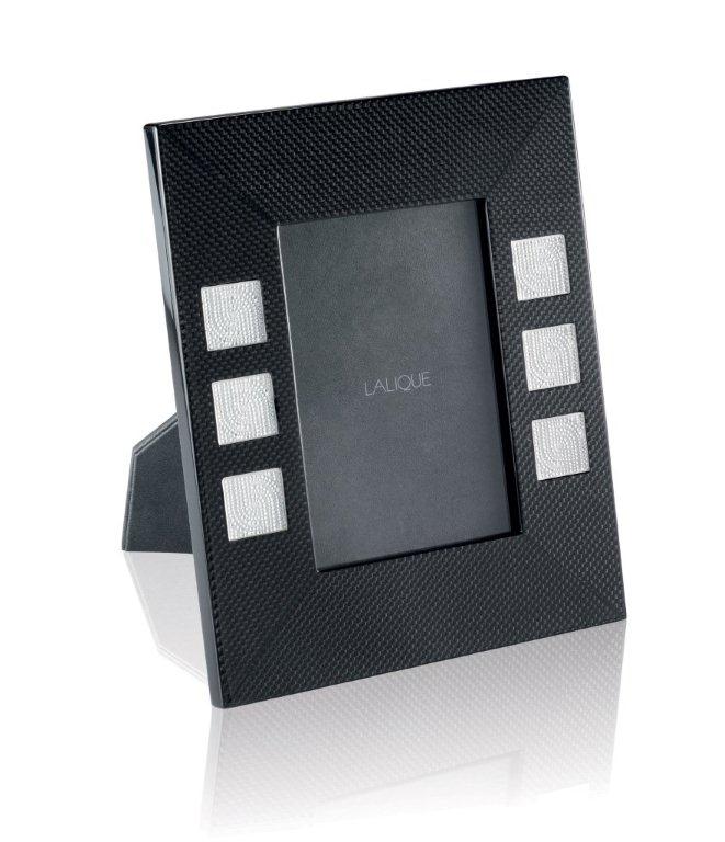 碳纖維給人的沈實與紋理所展視的躍動感，為製造出「玻